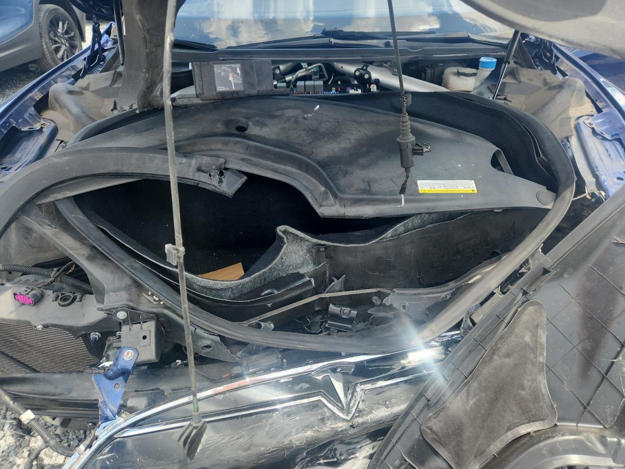 TESLA MODEL S 2016 — 12