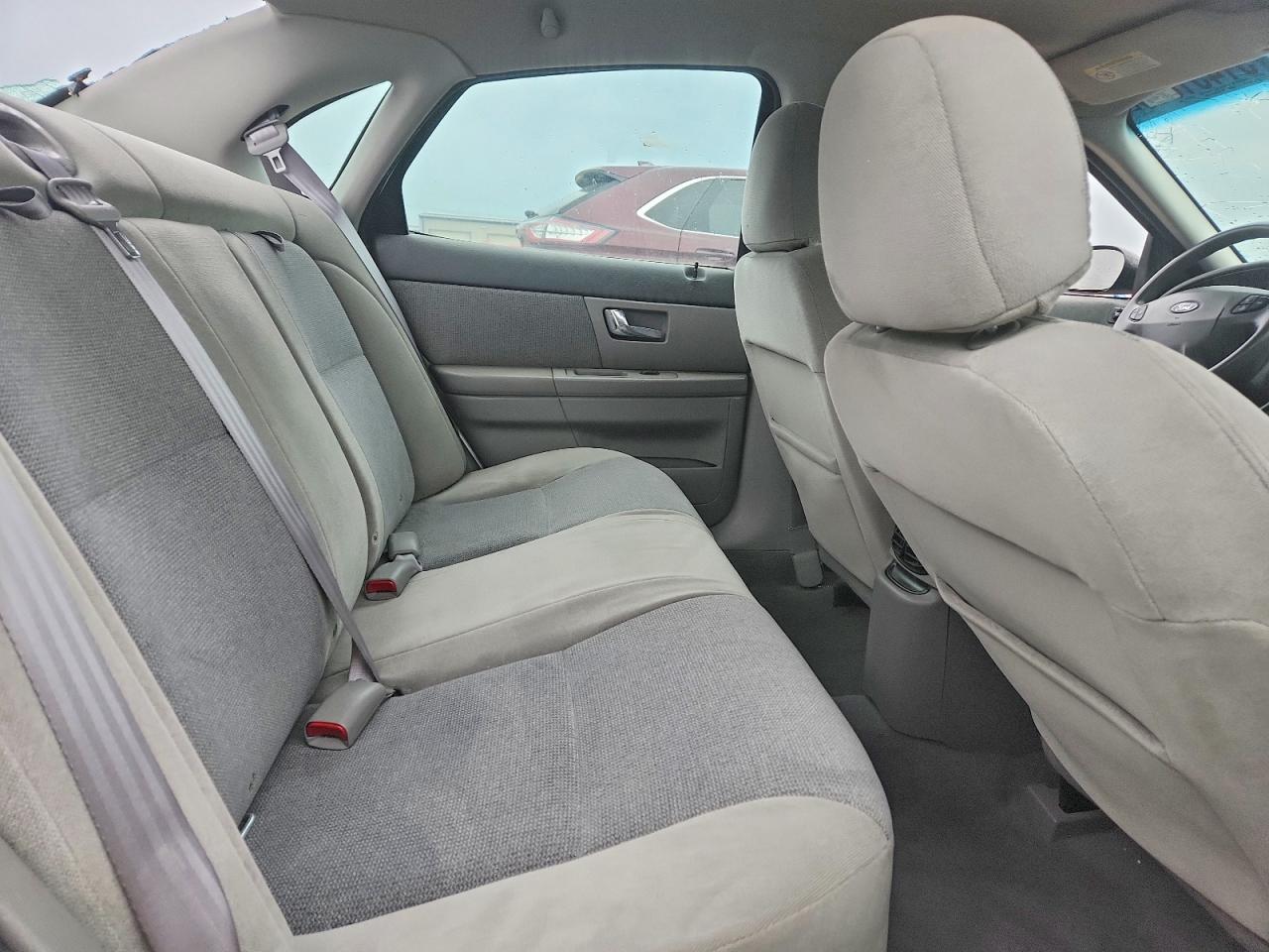 FORD TAURUS 2001 — 11