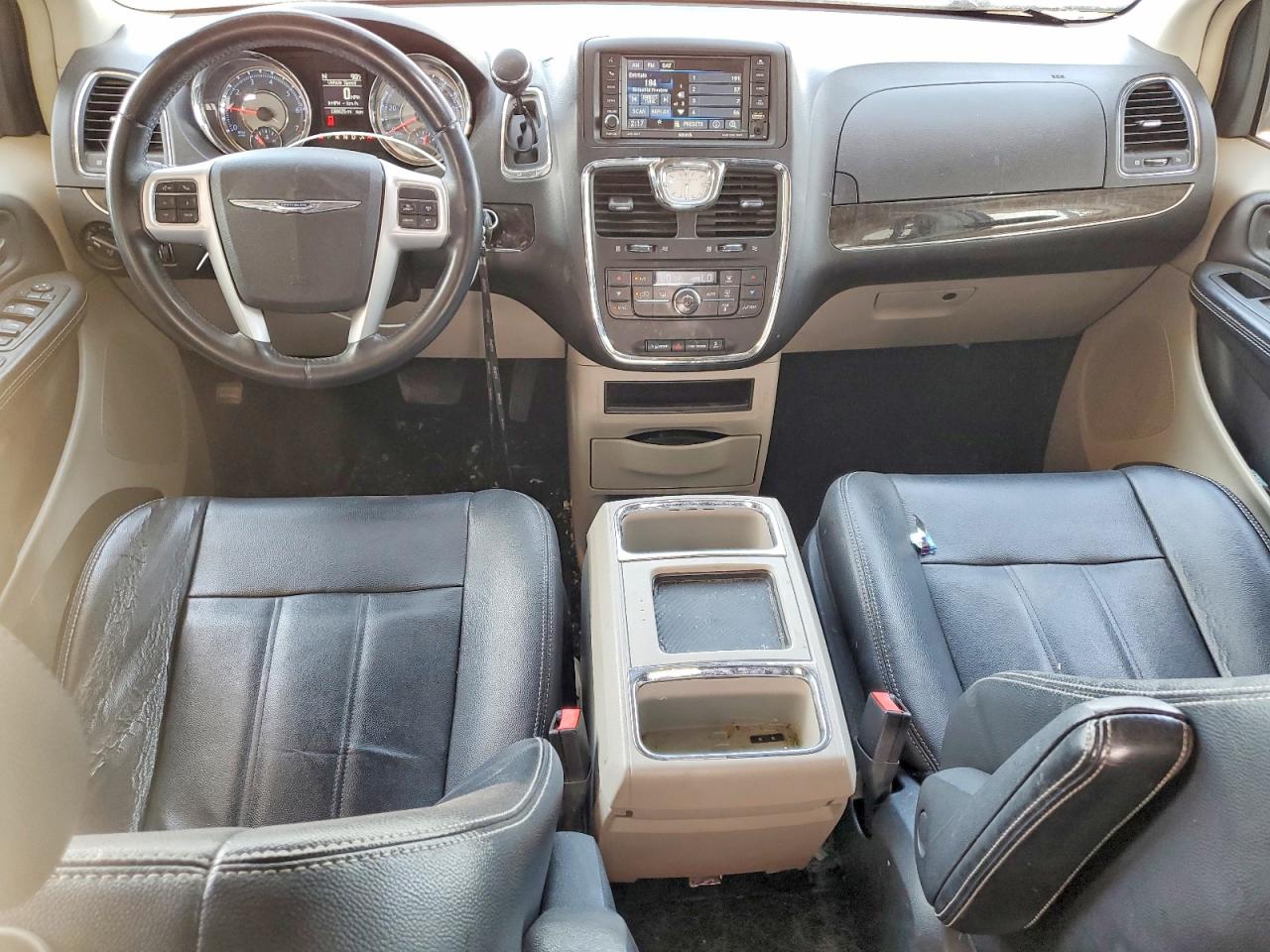 CHRYSLER TOWN & COUNTRY 2014 — 9