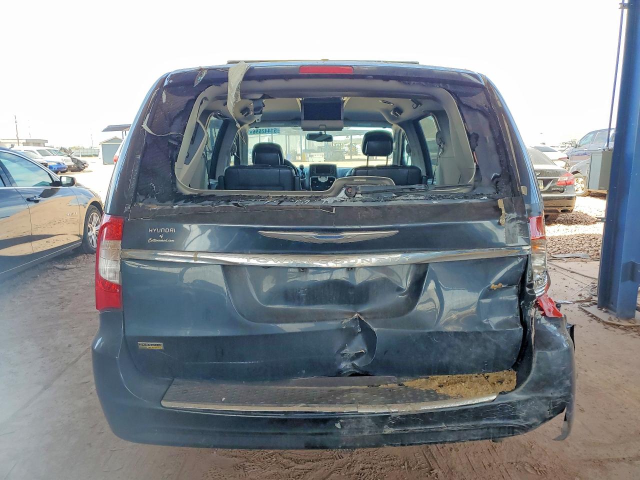 CHRYSLER TOWN & COUNTRY 2014 — 7