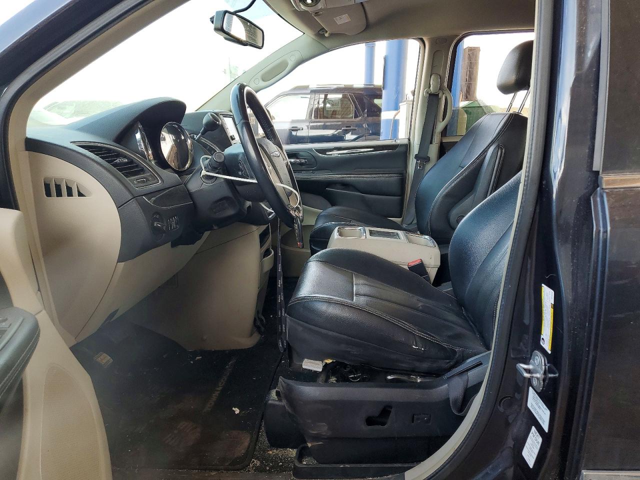 CHRYSLER TOWN & COUNTRY 2014 — 8