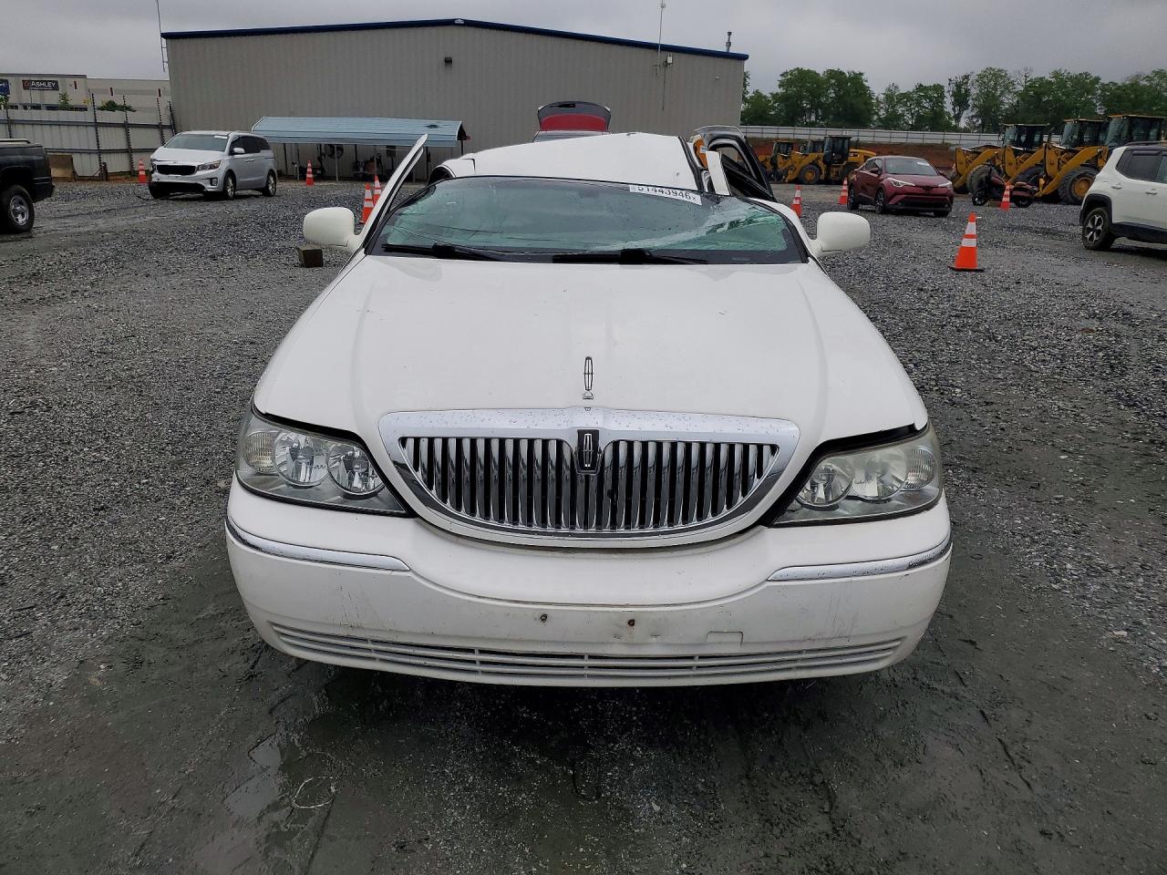 LINCOLN TOWN CAR 2009 — 6