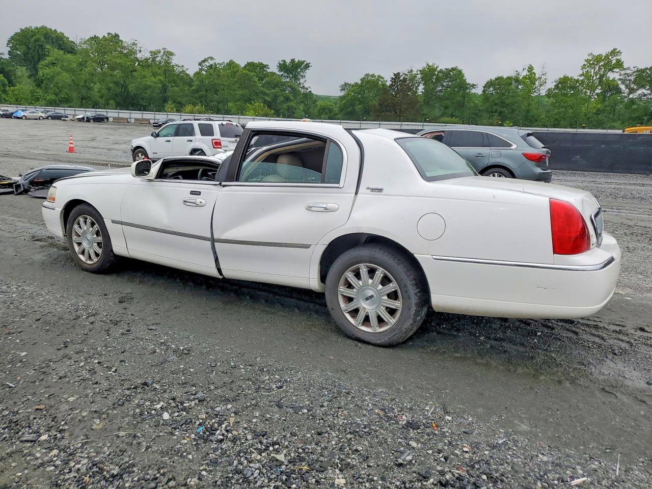 LINCOLN TOWN CAR 2009 — 3