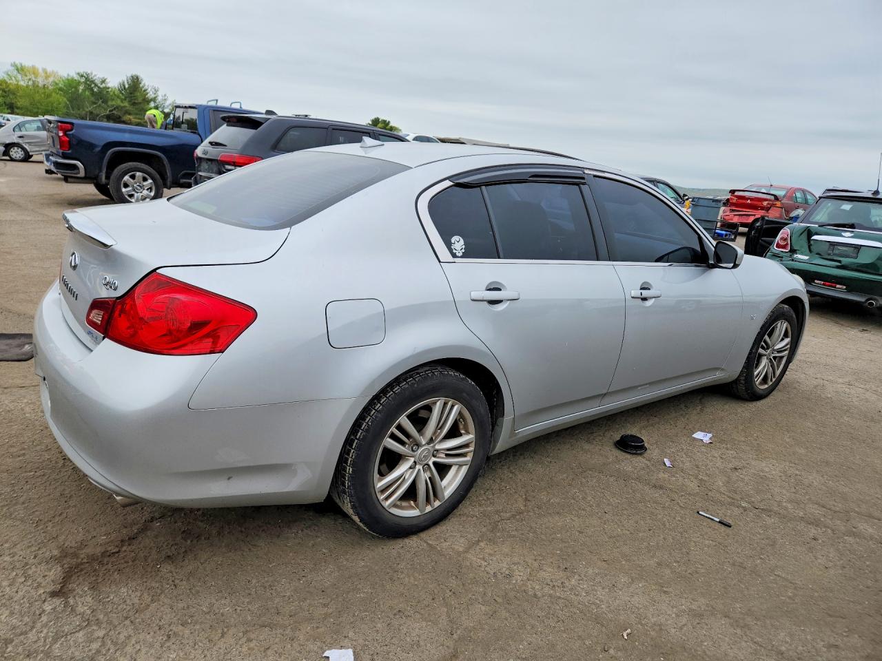 INFINITI Q40 2015 — 4