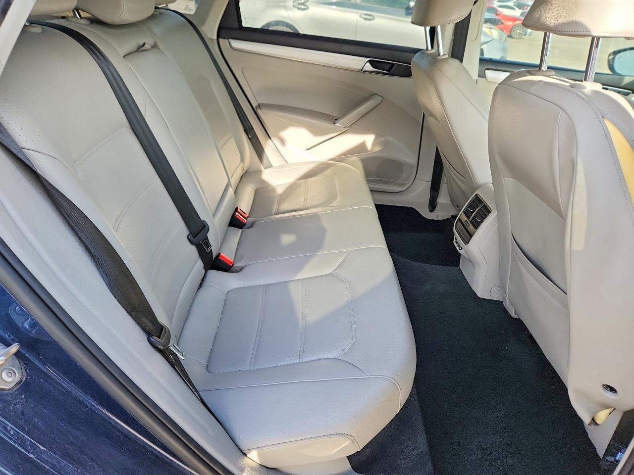 VOLKSWAGEN PASSAT 2019 — 11