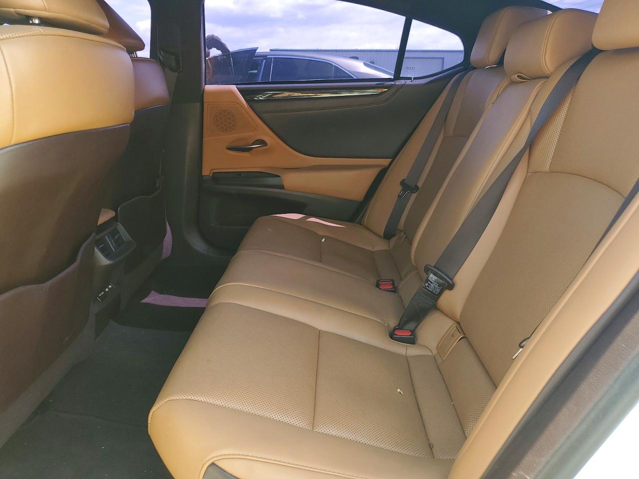 LEXUS ES 2021 — 11