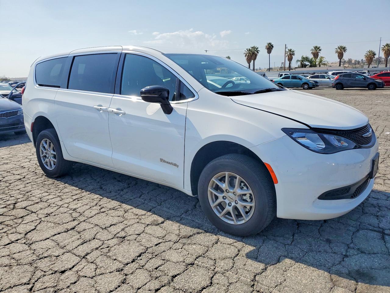 2025 CHRYSLER VOYAGER LX