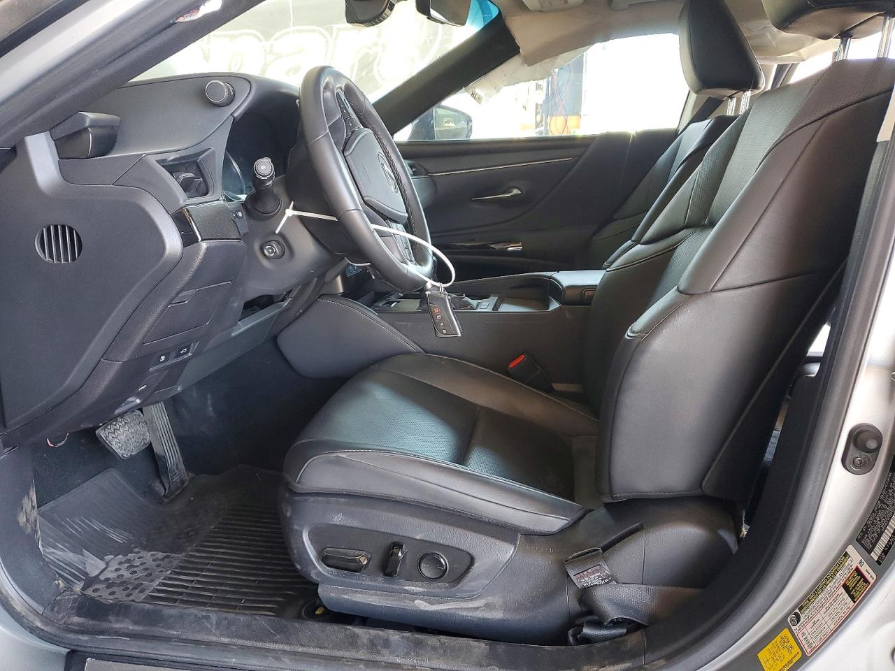 LEXUS ES 300H 2023 — 8