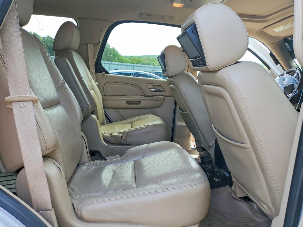 CADILLAC ESCALADE 2011 — 12