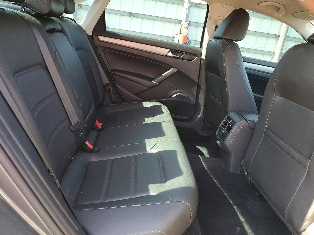 VOLKSWAGEN PASSAT 2021 — 11