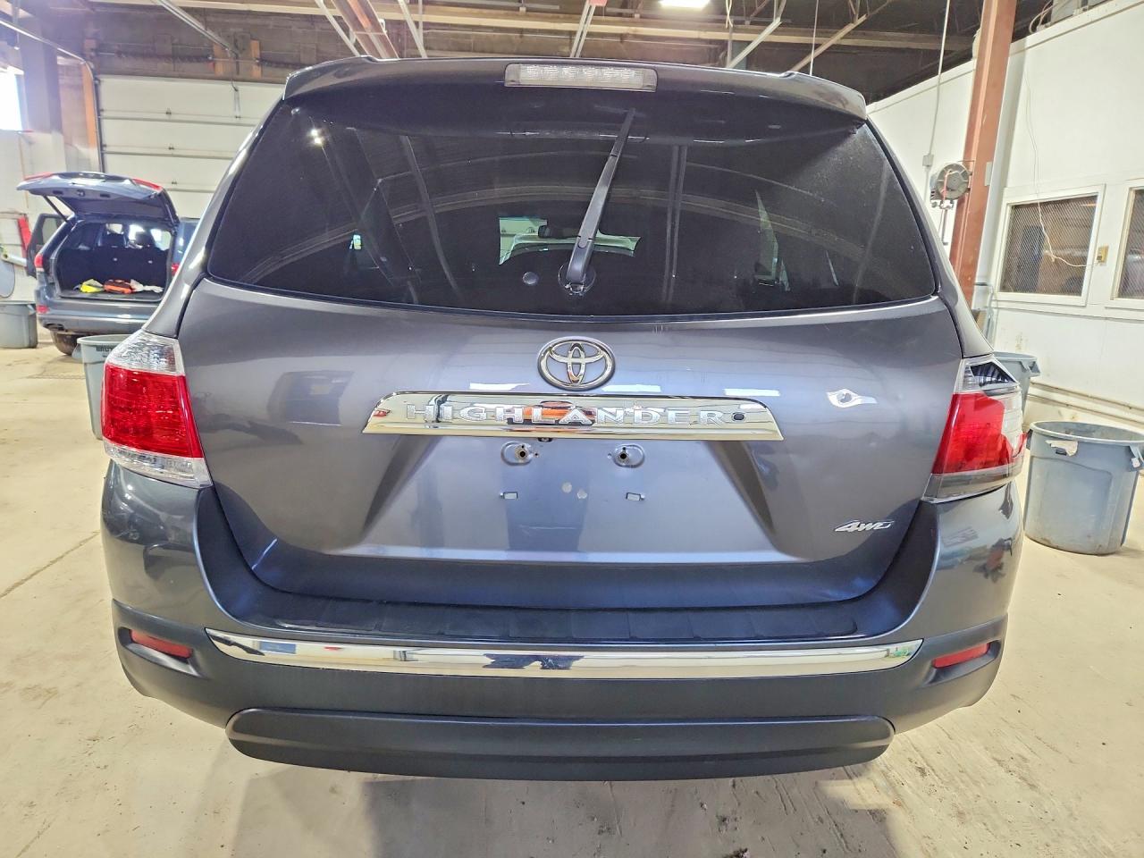 TOYOTA HIGHLANDER 2013 — 7