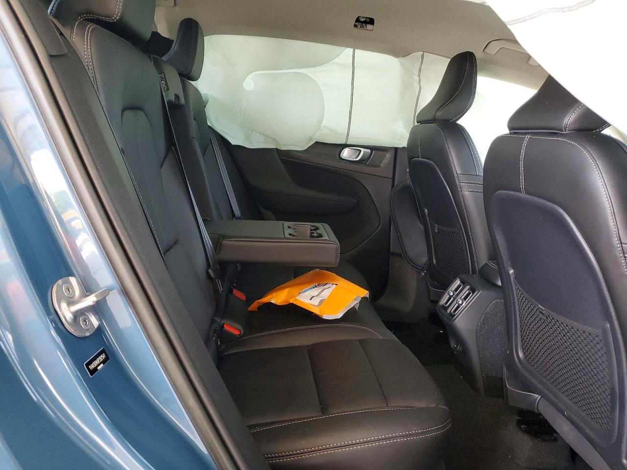 VOLVO XC40 2023 — 11