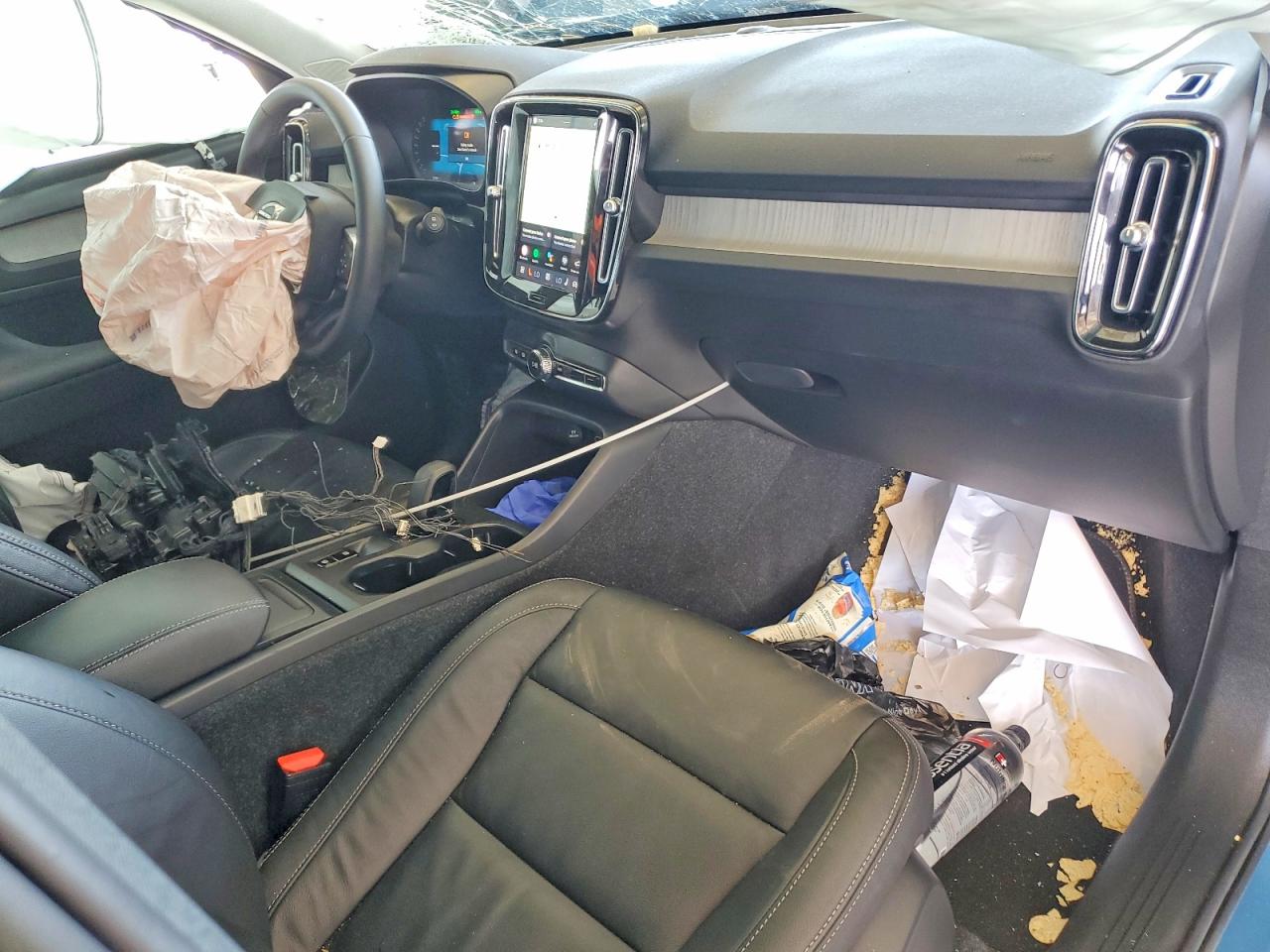 VOLVO XC40 2023 — 9