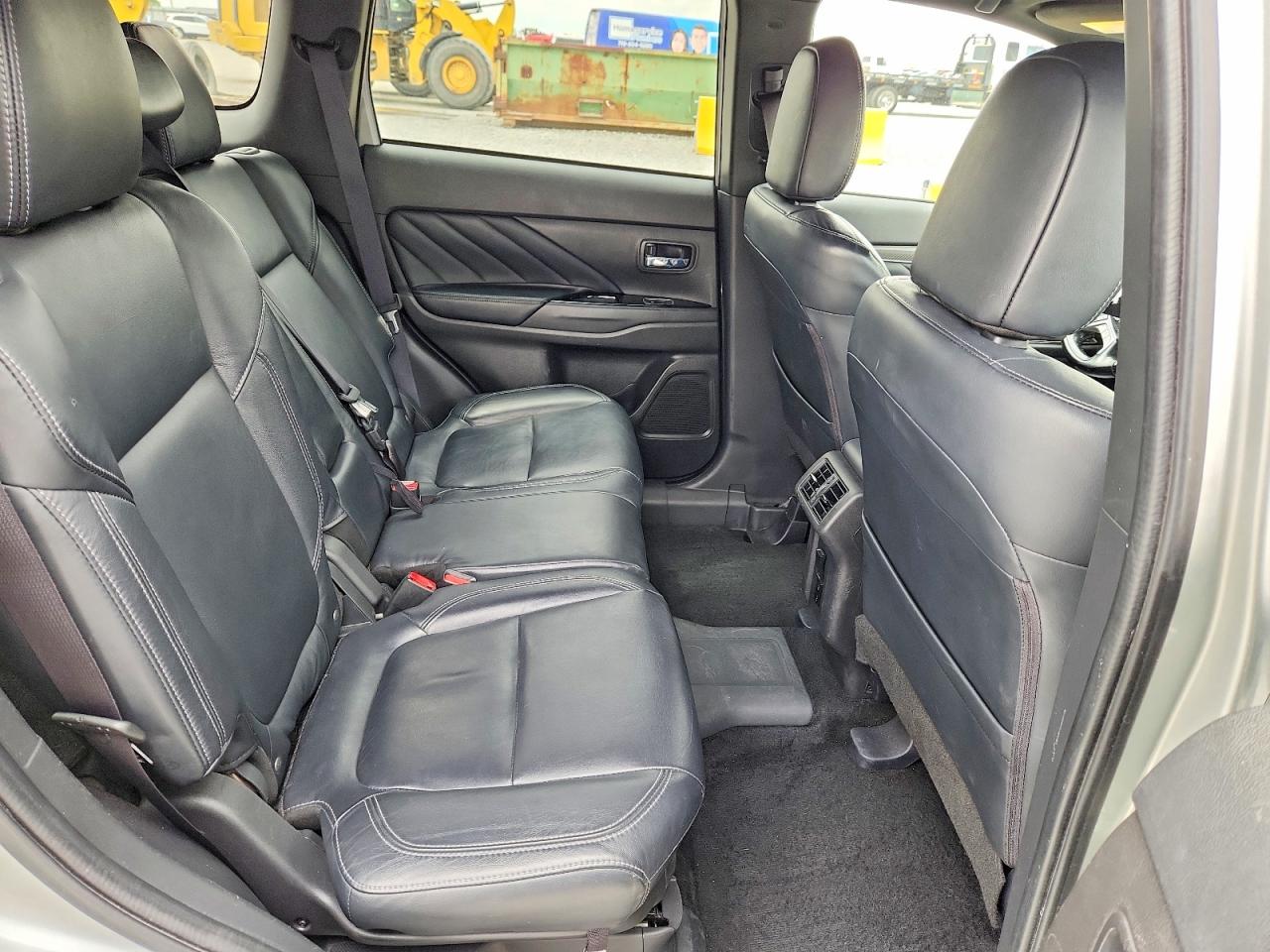 MITSUBISHI OUTLANDER 2022 — 12