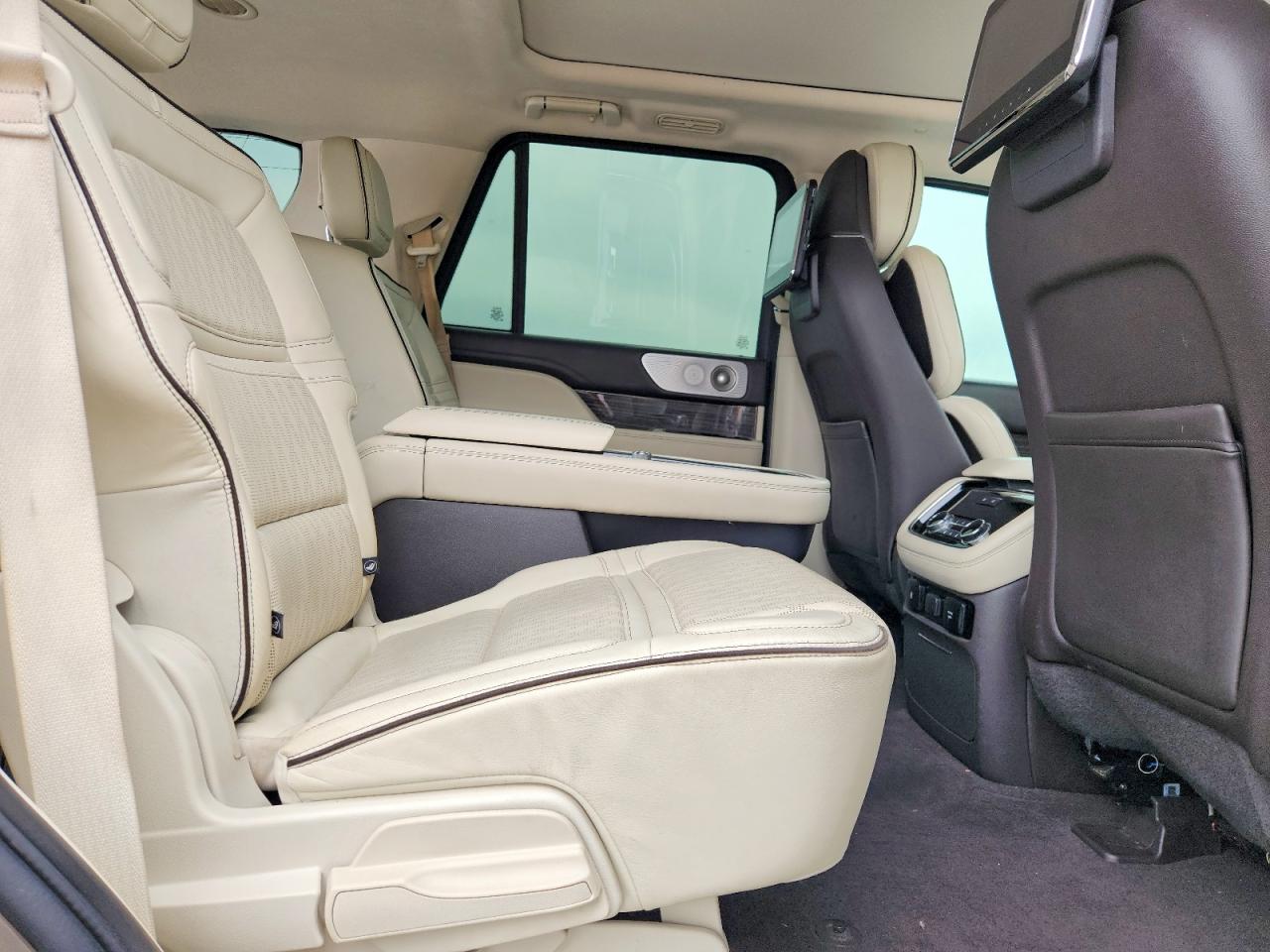 LINCOLN NAVIGATOR 2018 — 12