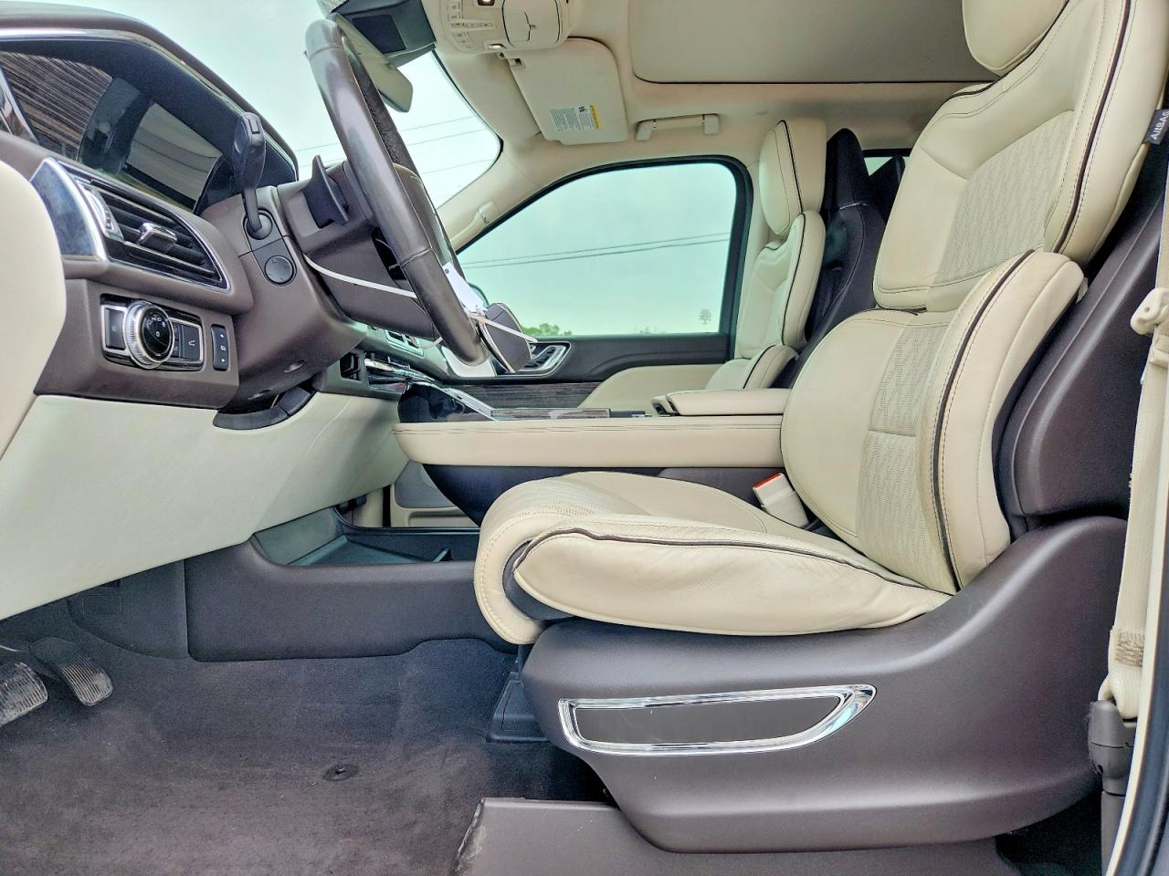 LINCOLN NAVIGATOR 2018 — 8