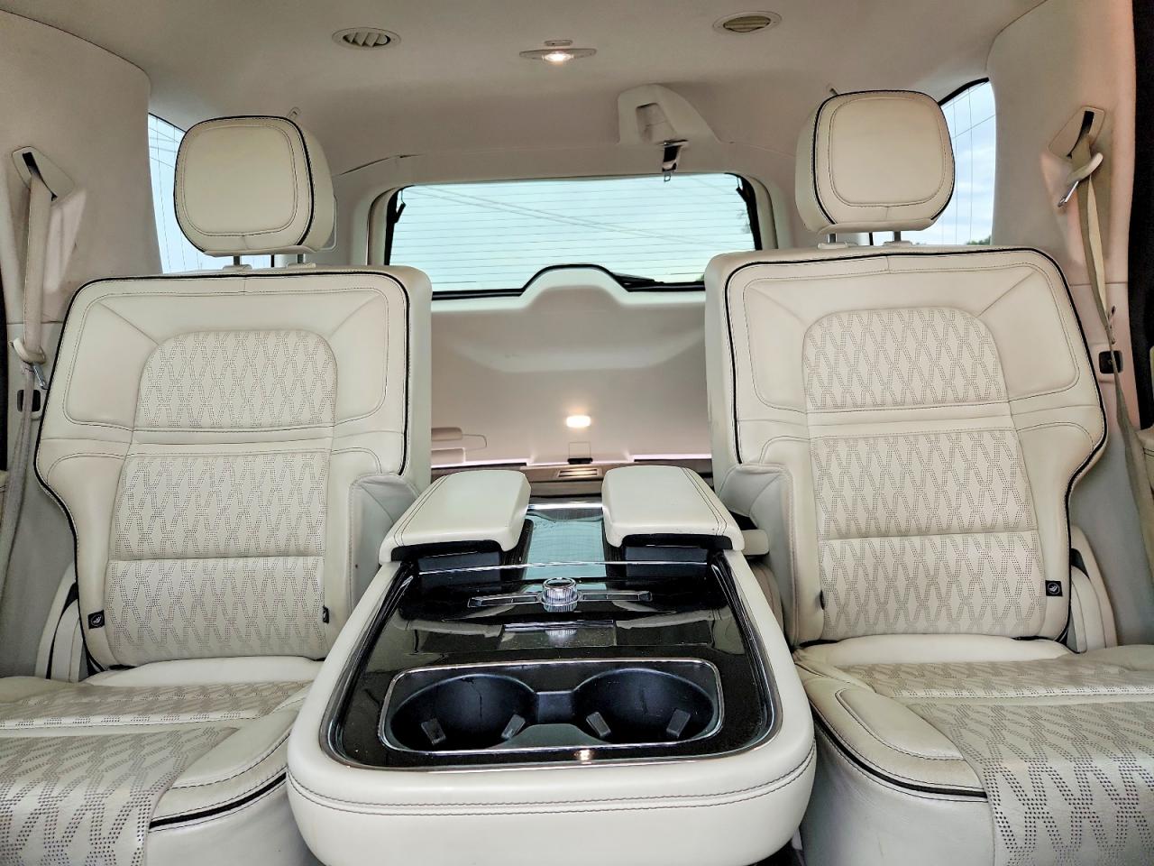 LINCOLN NAVIGATOR 2018 — 11
