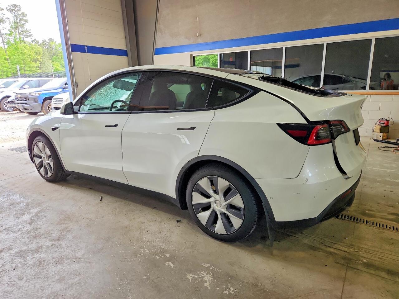 TESLA MODEL Y 2021 — 3