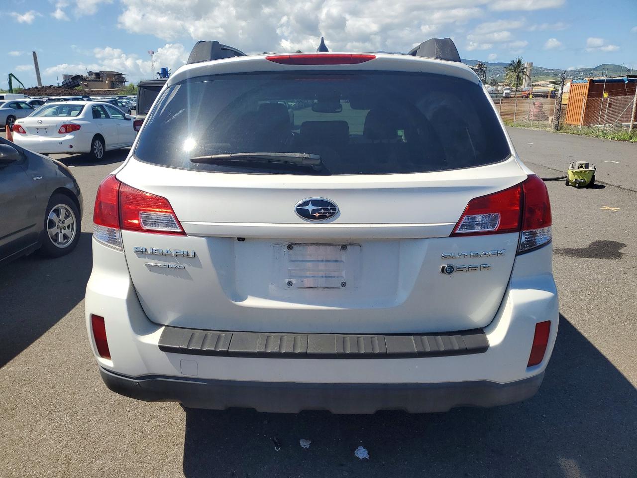 SUBARU OUTBACK 2011 — 7