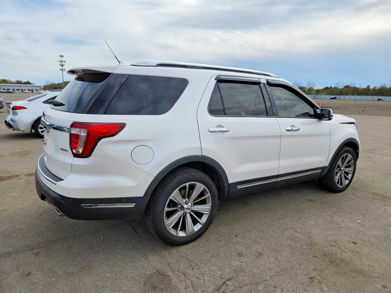 FORD EXPLORER 2018 — 3