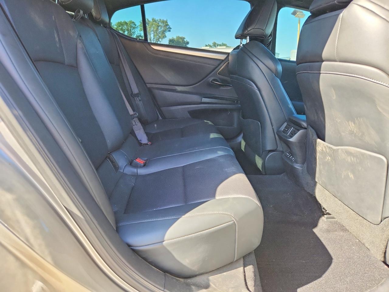 LEXUS ES 2019 — 11