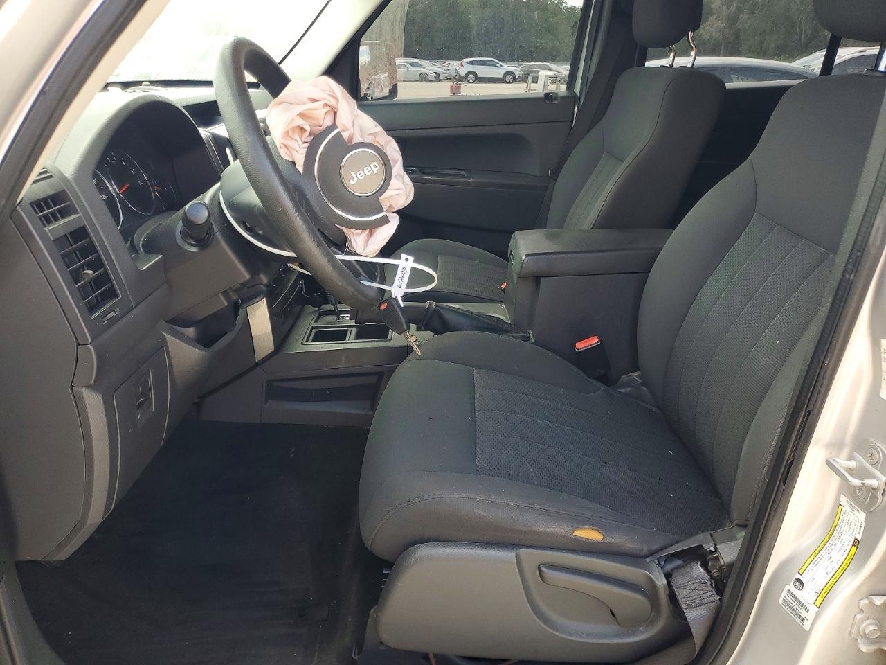 JEEP LIBERTY 2011 — 8