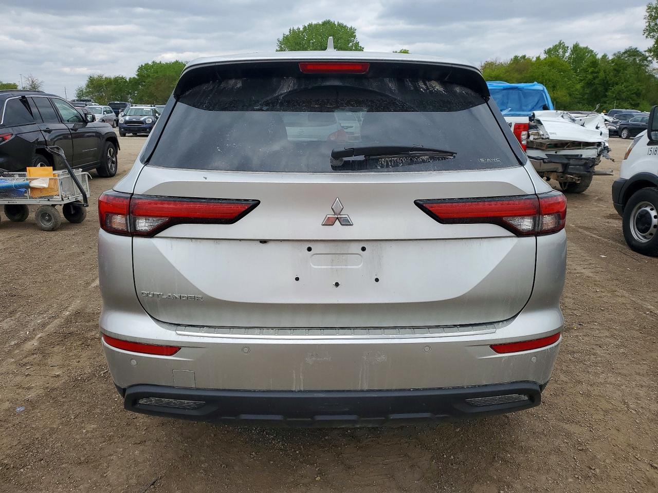 MITSUBISHI OUTLANDER 2022 — 7