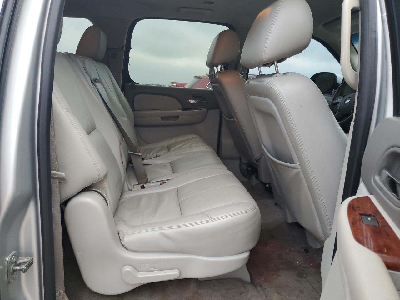 CHEVROLET SUBURBAN 2012 — 12