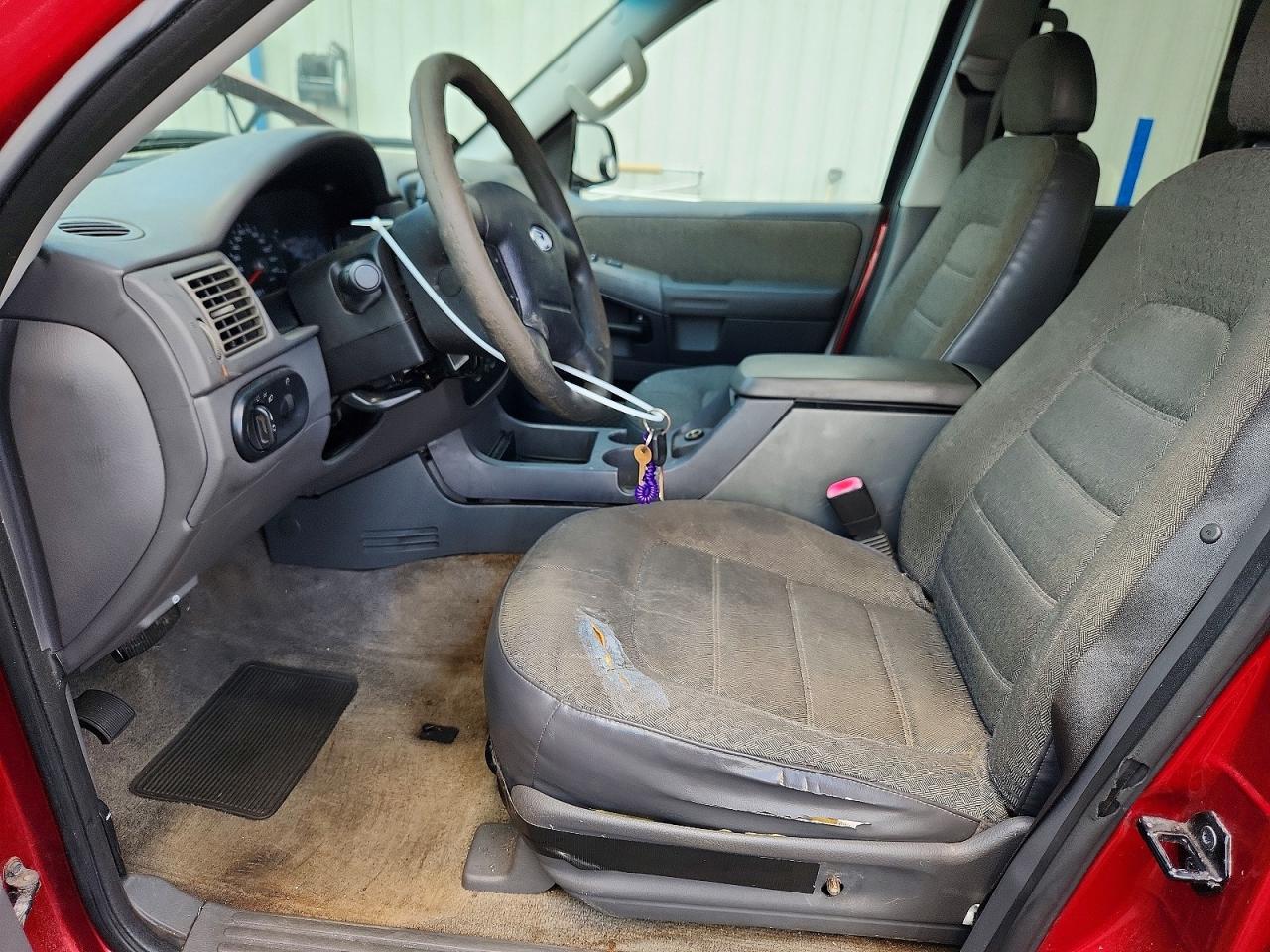 FORD EXPLORER 2004 — 8