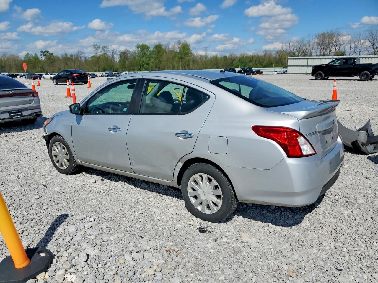 NISSAN VERSA 2019 — 3