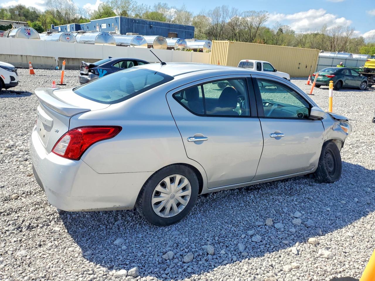 NISSAN VERSA 2019 — 4