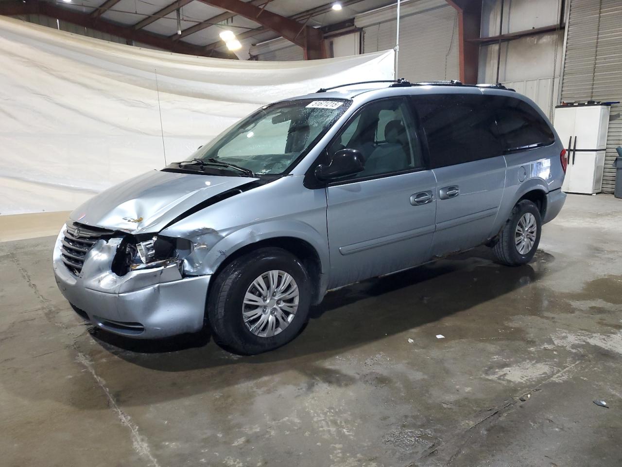 CHRYSLER TOWN & COUNTRY 2005 — 2