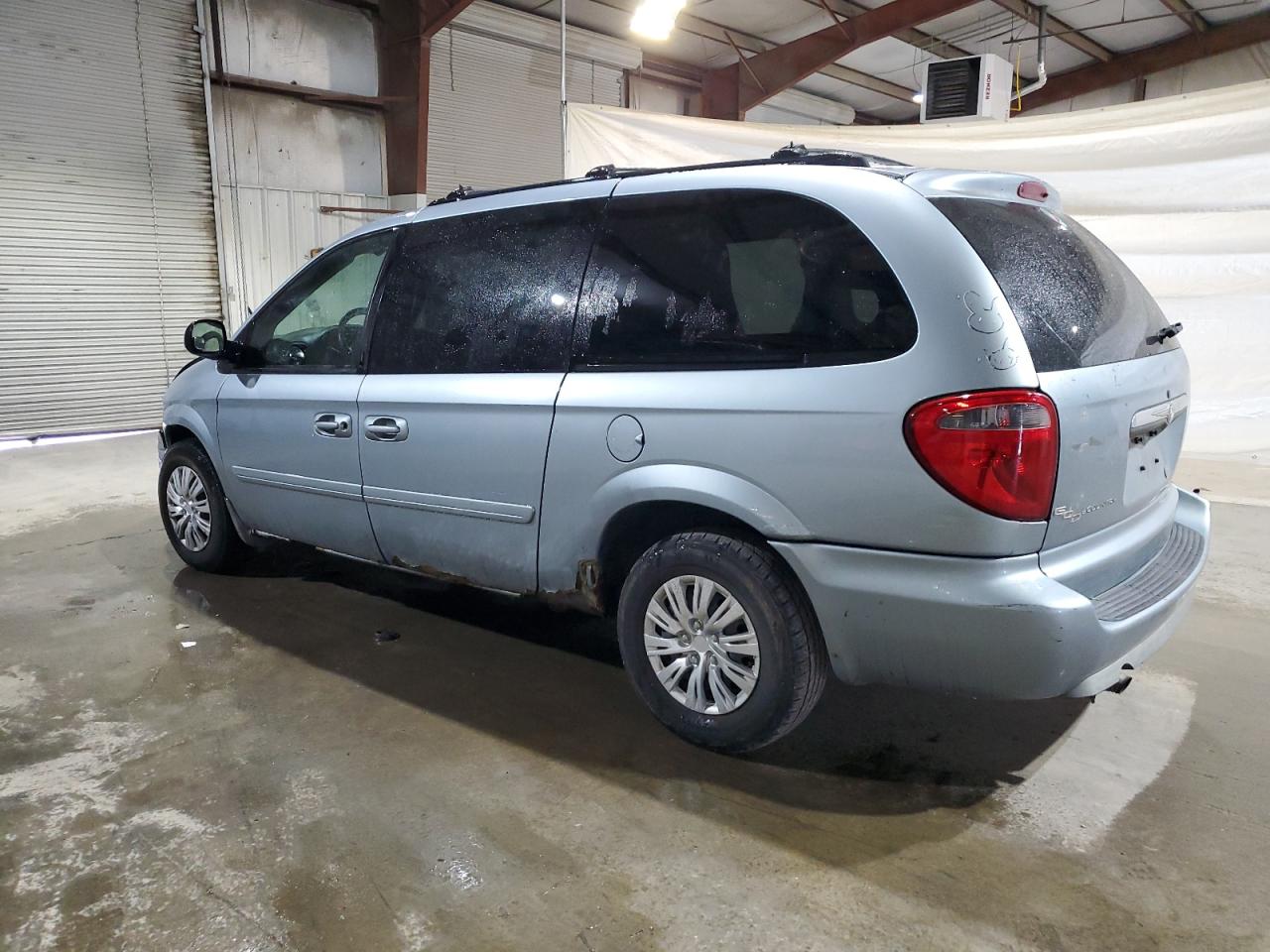 CHRYSLER TOWN & COUNTRY 2005 — 3