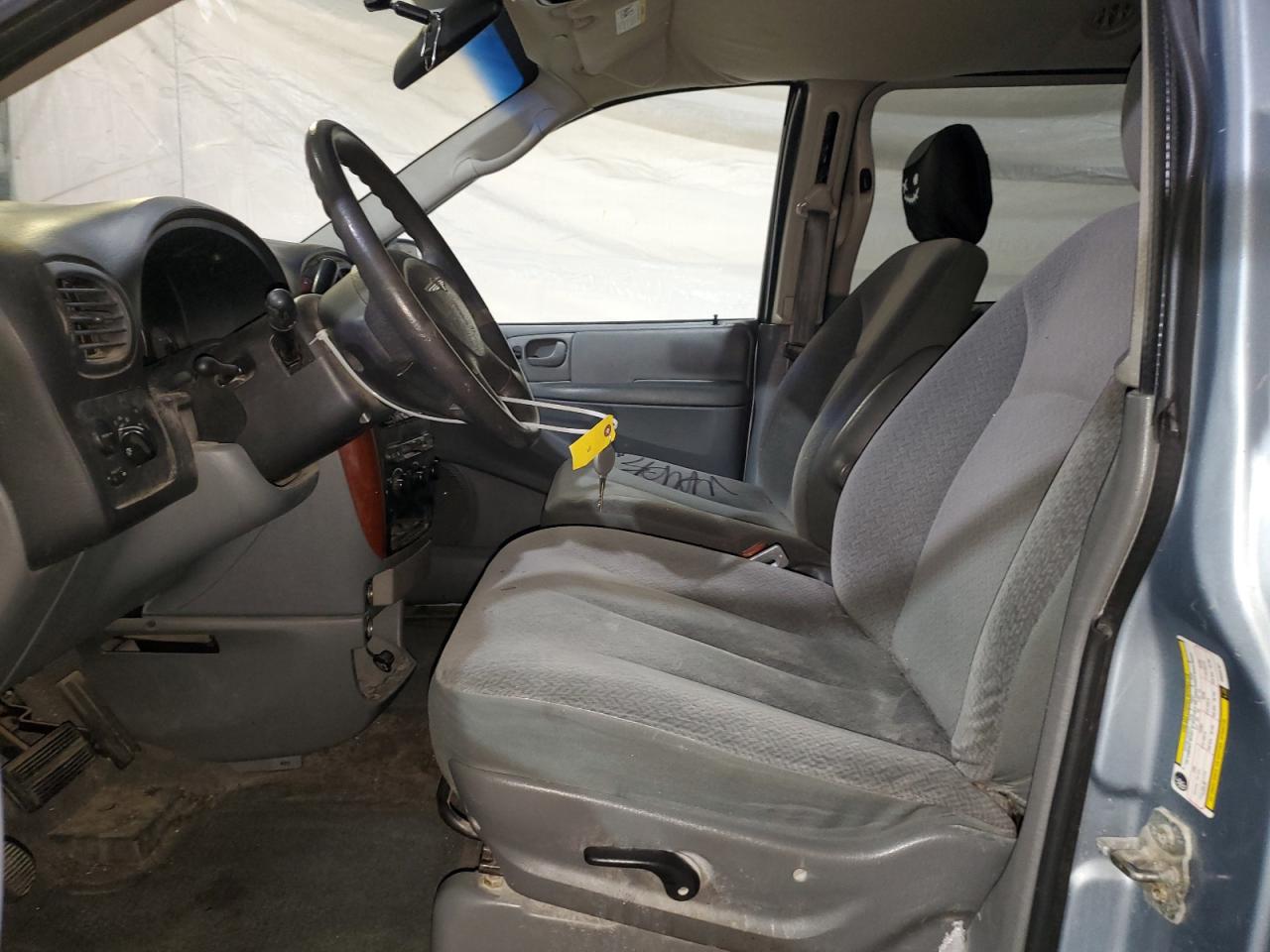 CHRYSLER TOWN & COUNTRY 2005 — 8