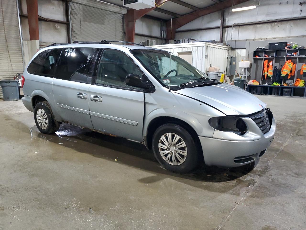 CHRYSLER TOWN & COUNTRY 2005 — 5
