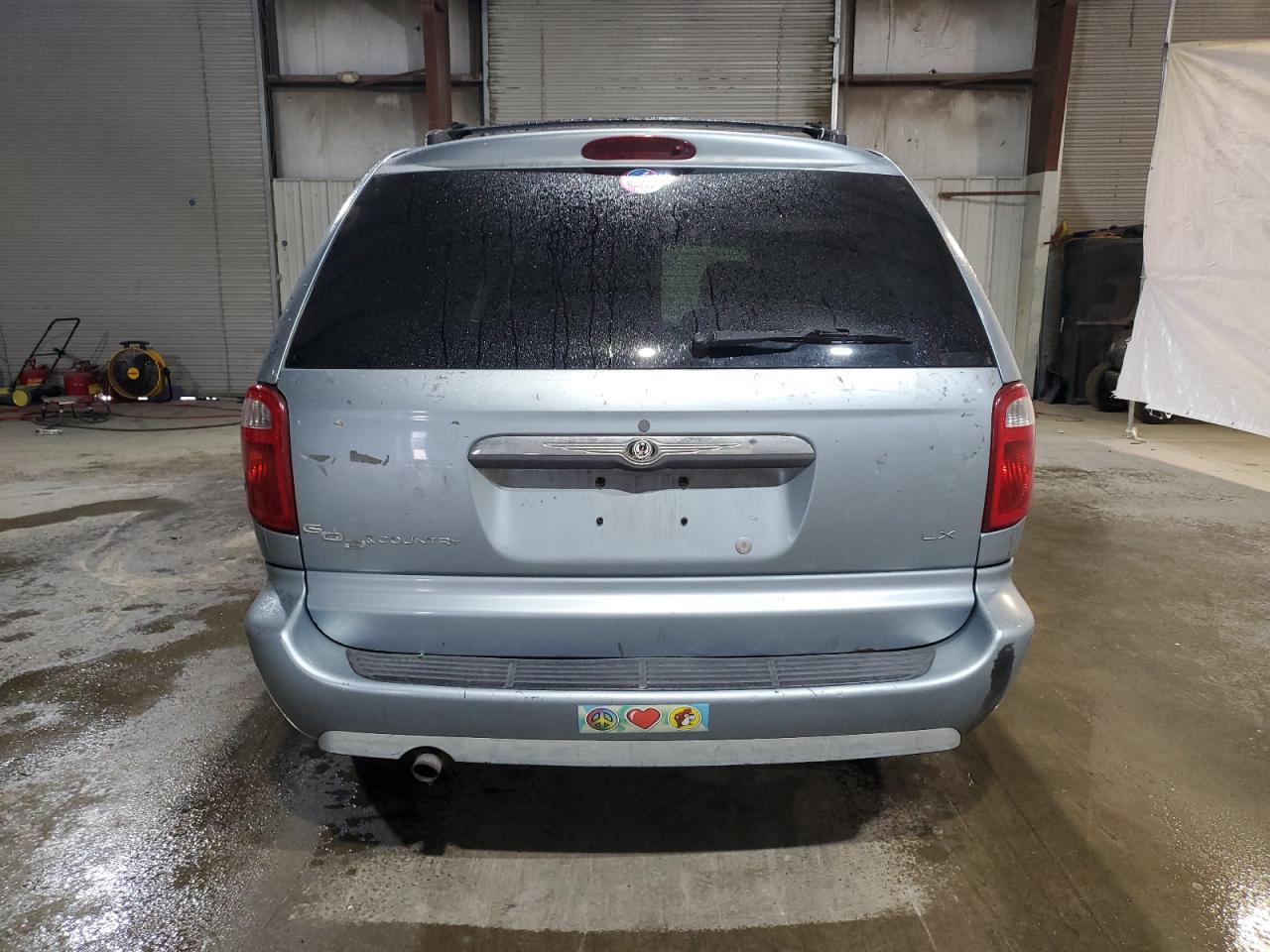 CHRYSLER TOWN & COUNTRY 2005 — 7