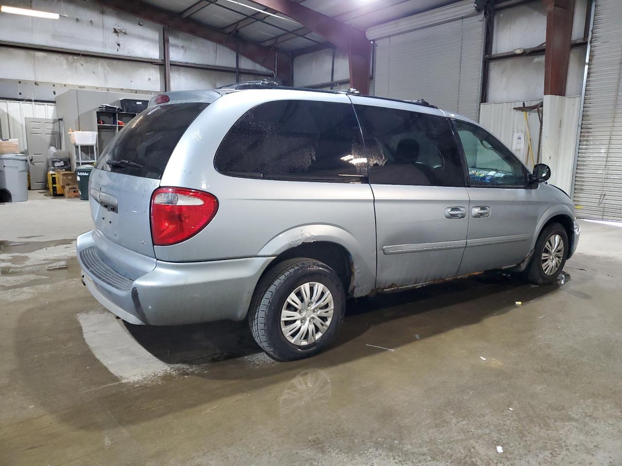 CHRYSLER TOWN & COUNTRY 2005 — 4