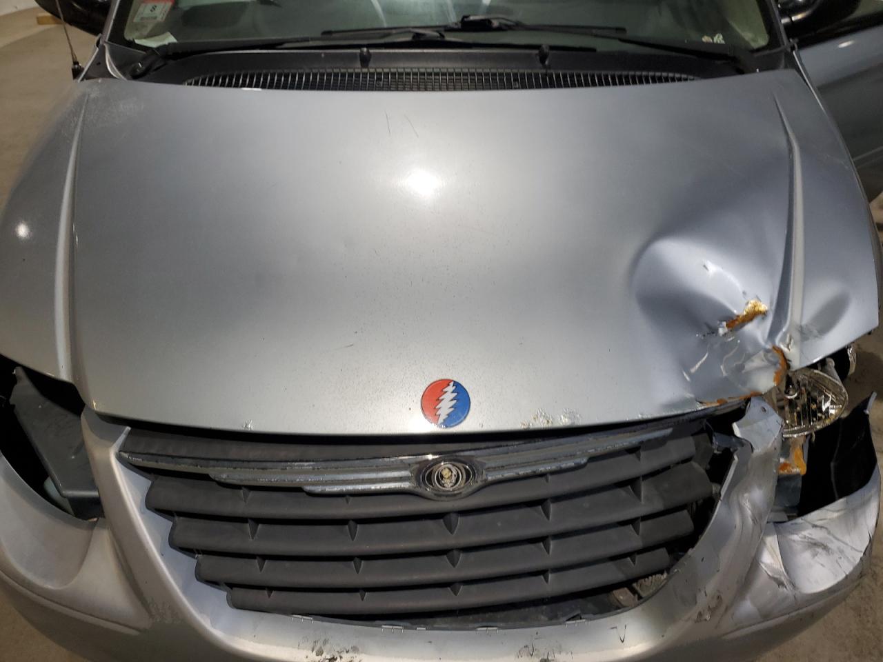 CHRYSLER TOWN & COUNTRY 2005 — 13