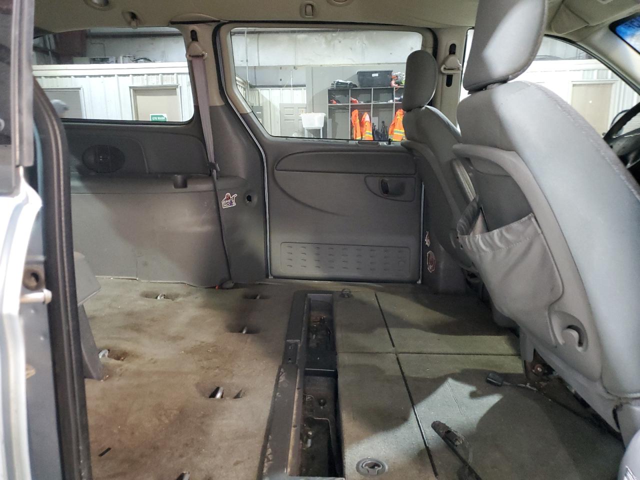 CHRYSLER TOWN & COUNTRY 2005 — 12
