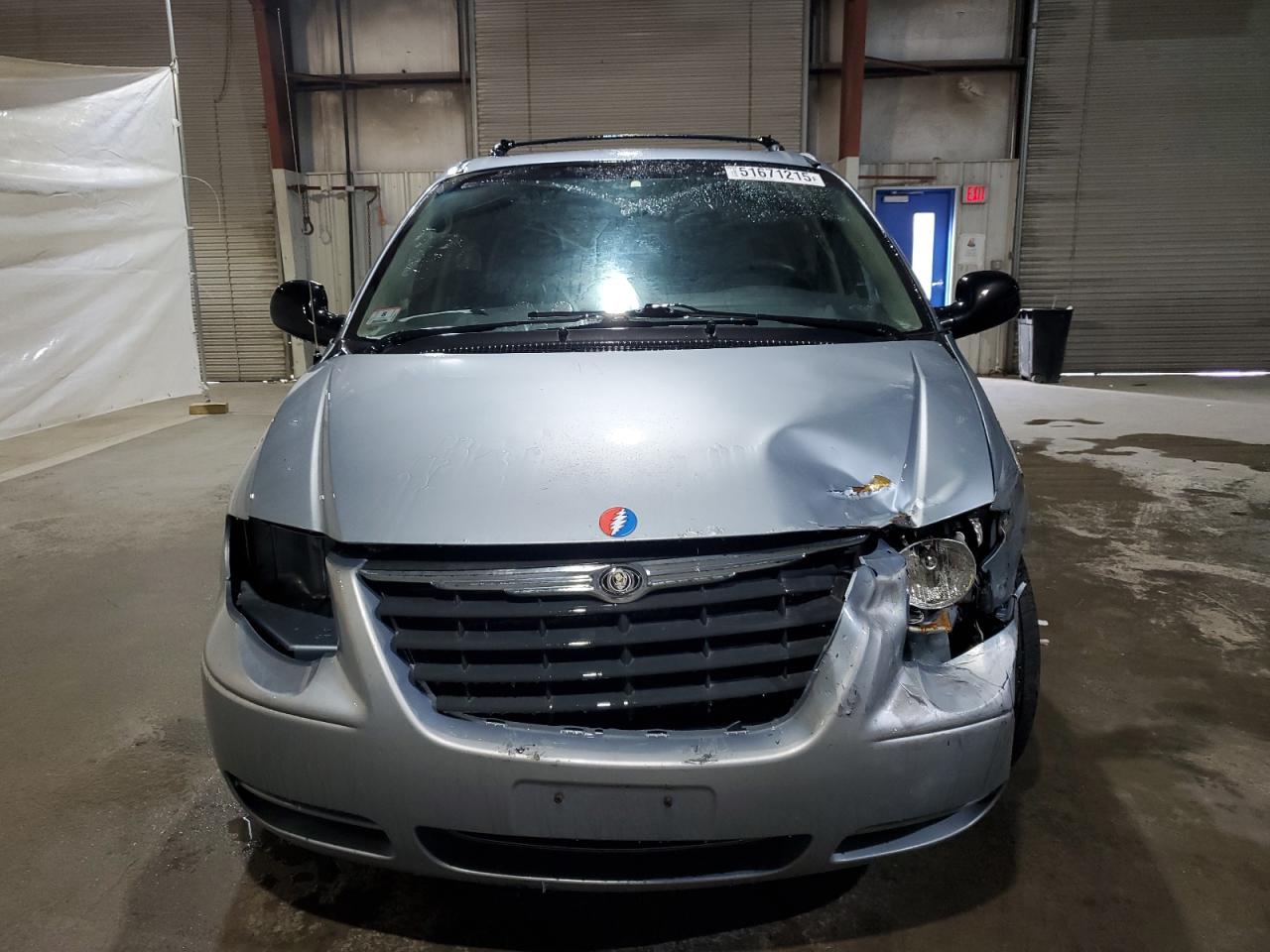 CHRYSLER TOWN & COUNTRY 2005 — 6