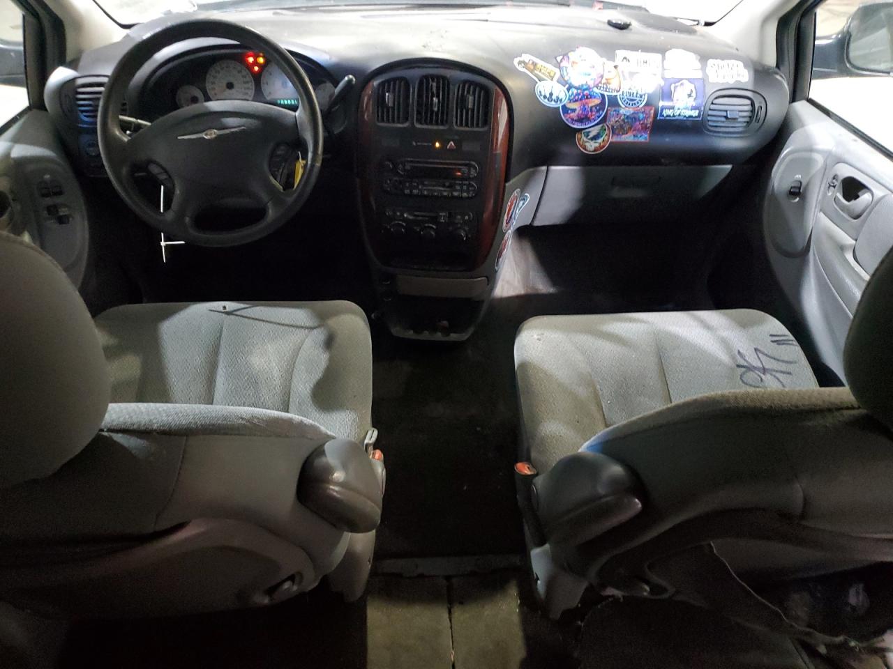 CHRYSLER TOWN & COUNTRY 2005 — 9