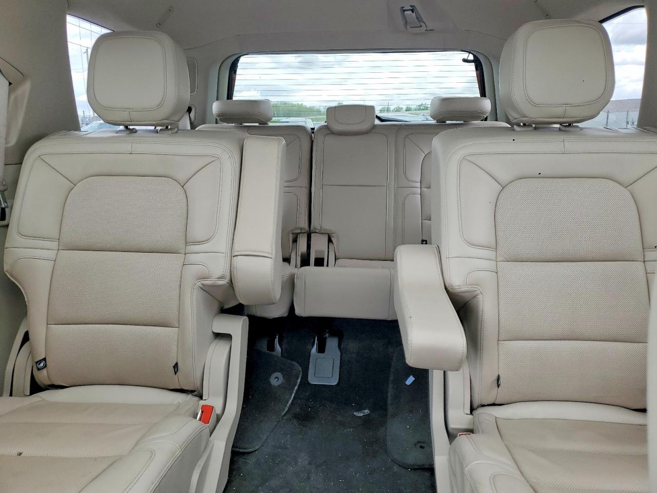 LINCOLN NAVIGATOR 2021 — 11