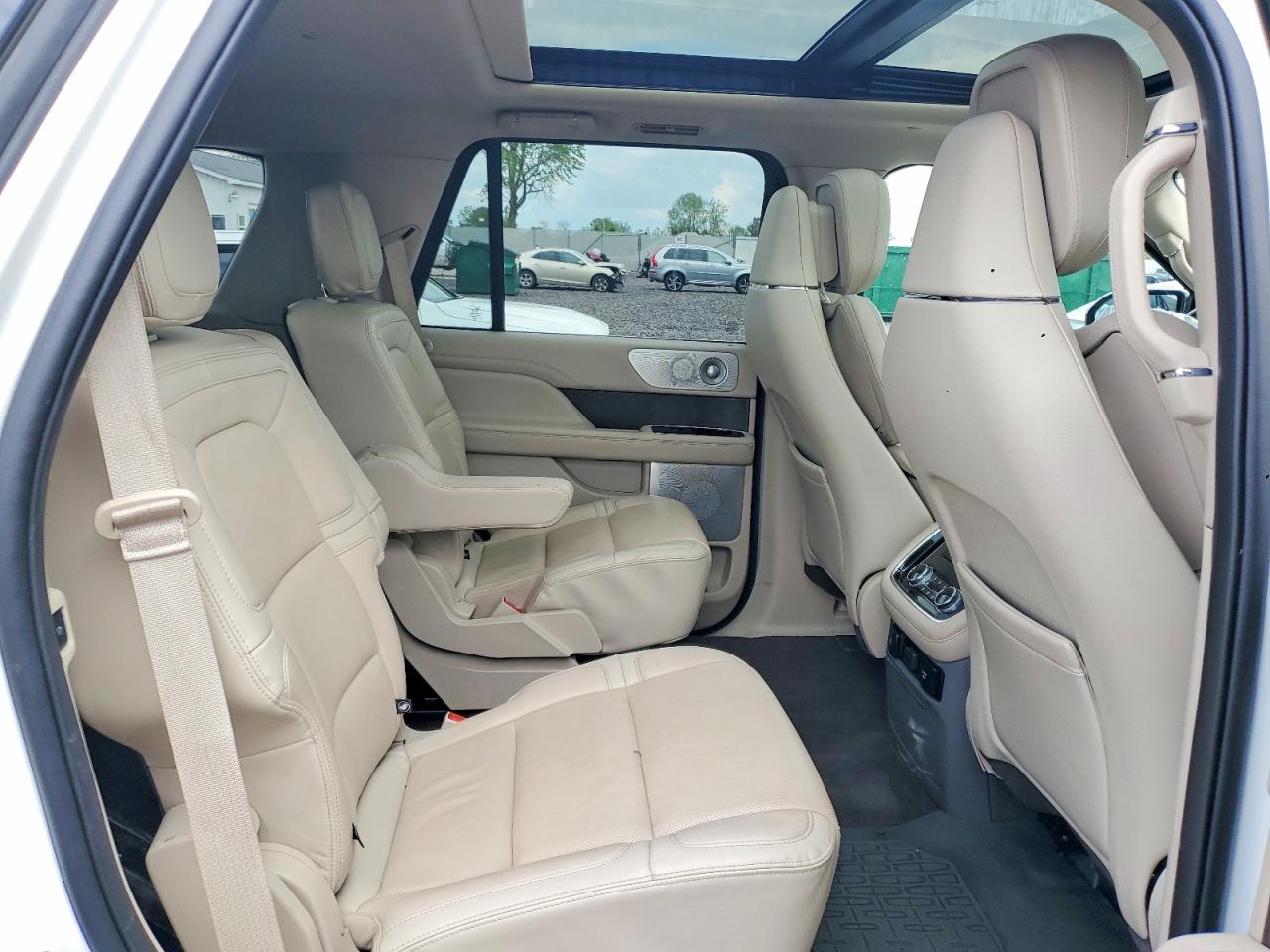 LINCOLN NAVIGATOR 2021 — 12