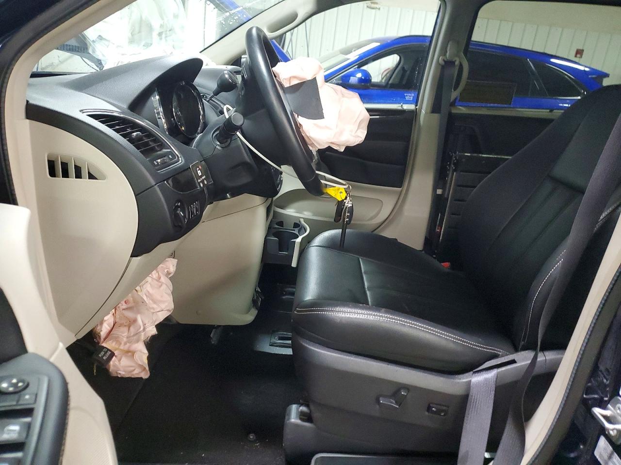 CHRYSLER TOWN & COUNTRY 2016 — 8