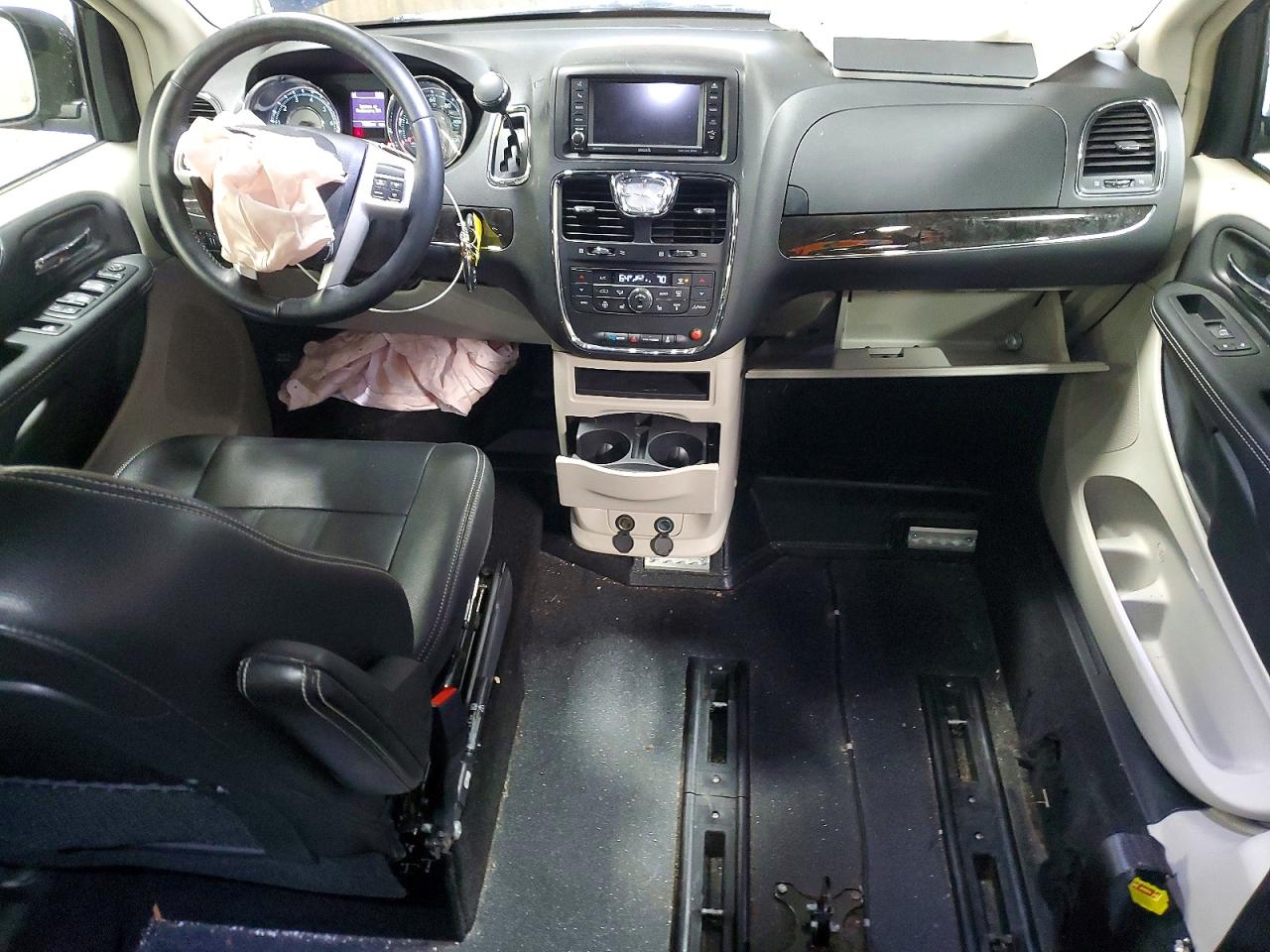 CHRYSLER TOWN & COUNTRY 2016 — 9