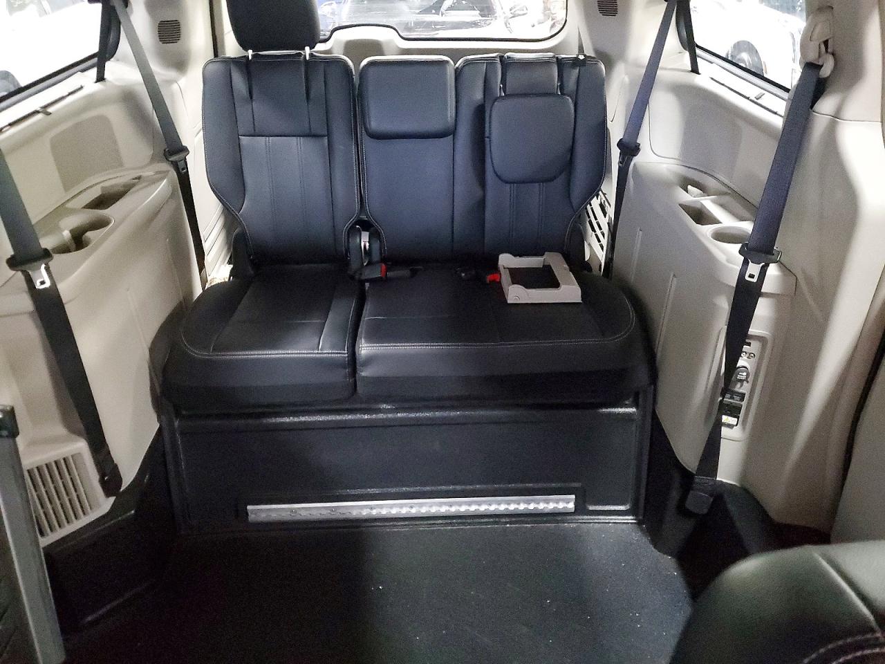 CHRYSLER TOWN & COUNTRY 2016 — 11