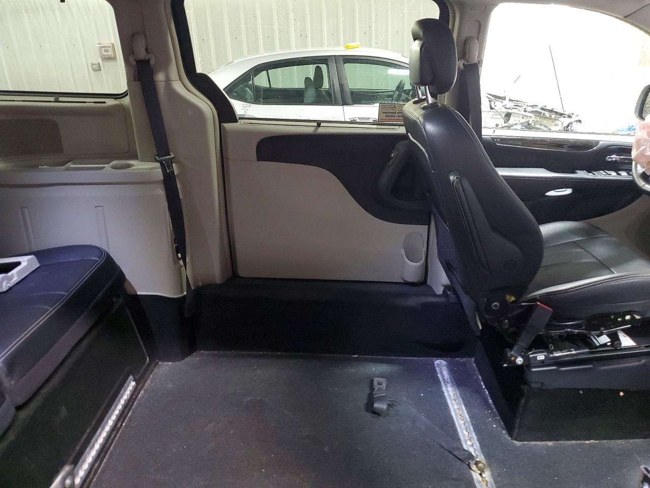 CHRYSLER TOWN & COUNTRY 2016 — 12