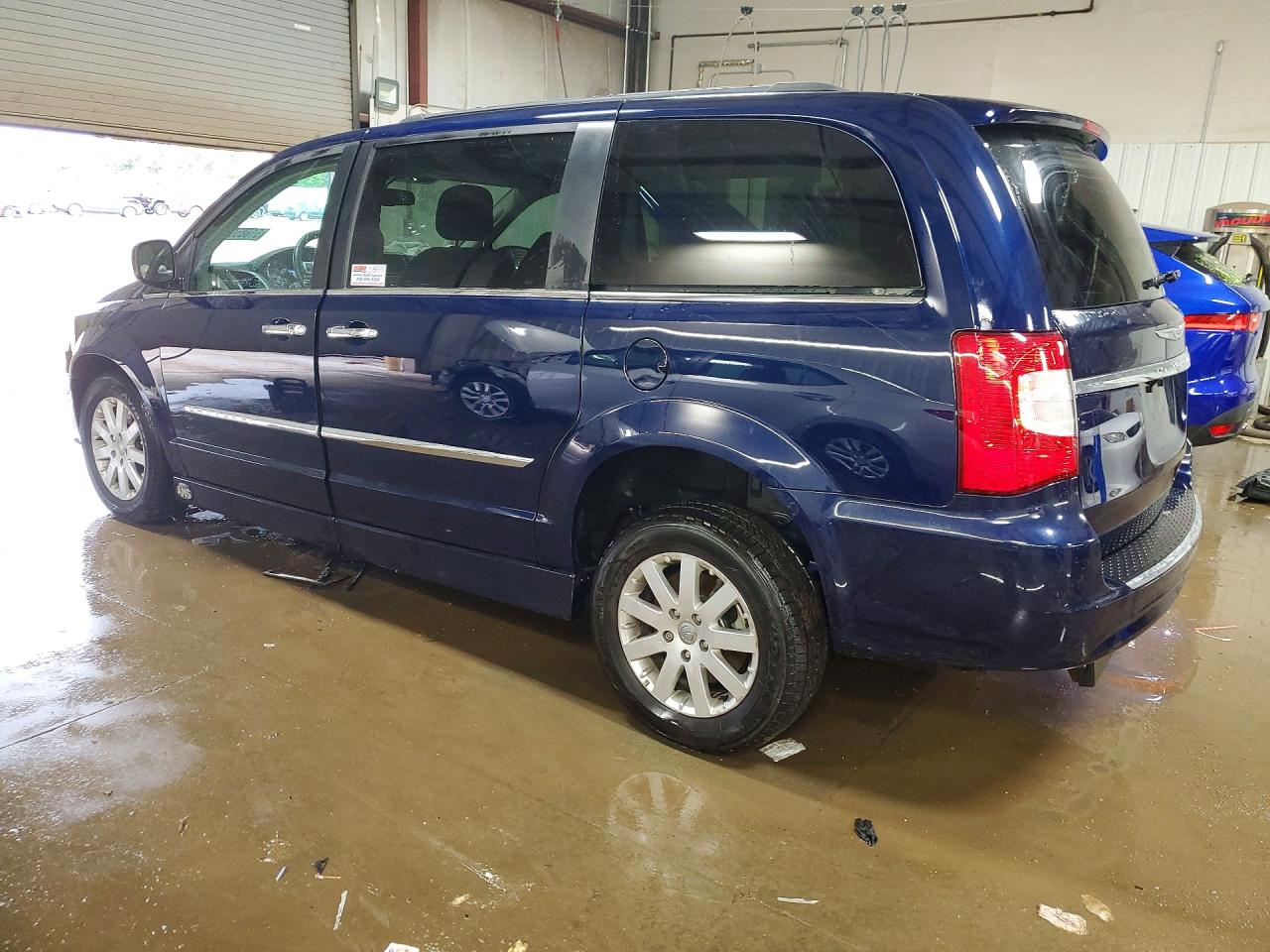 CHRYSLER TOWN & COUNTRY 2016 — 3