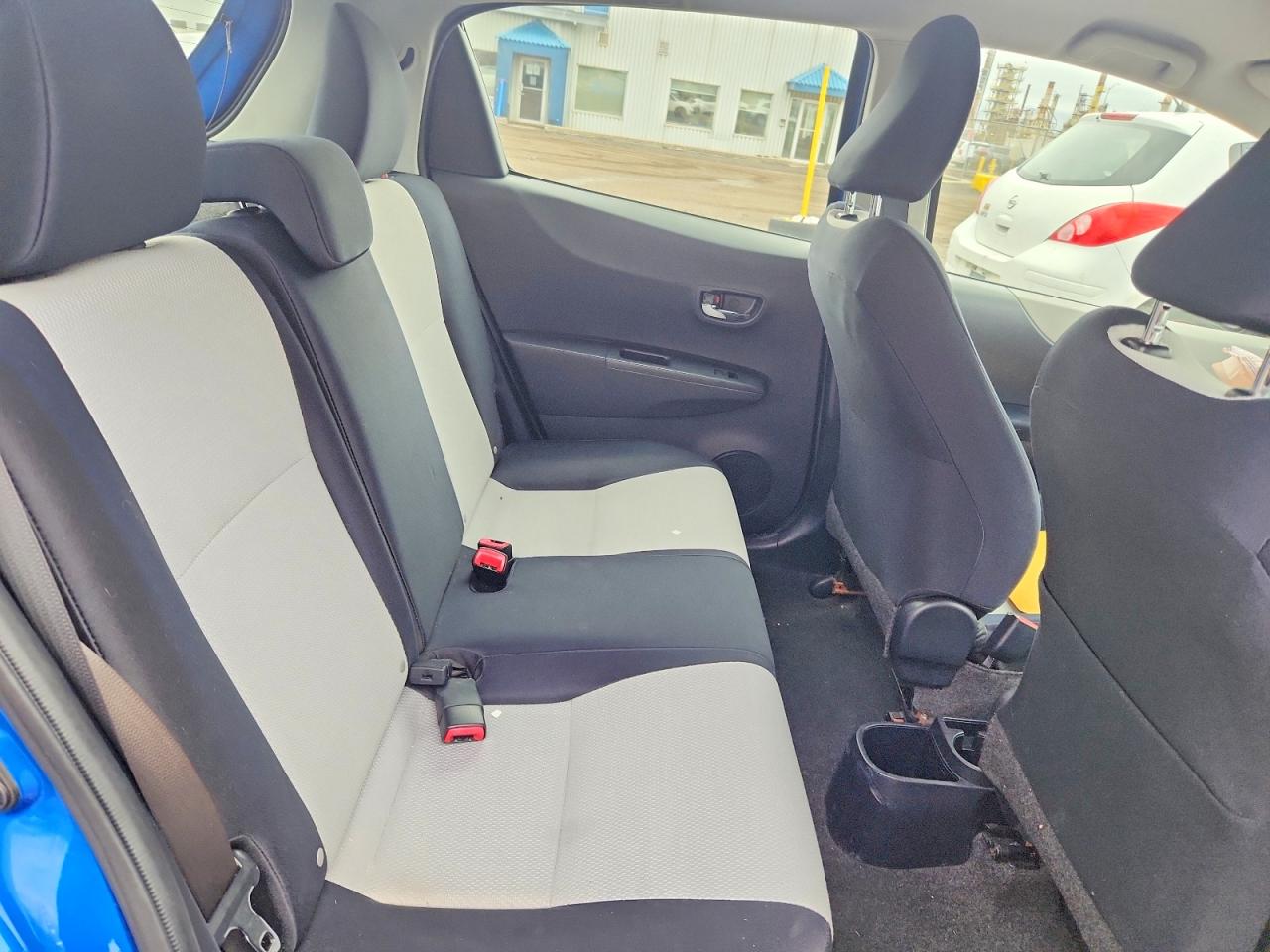 TOYOTA YARIS 2012 — 11