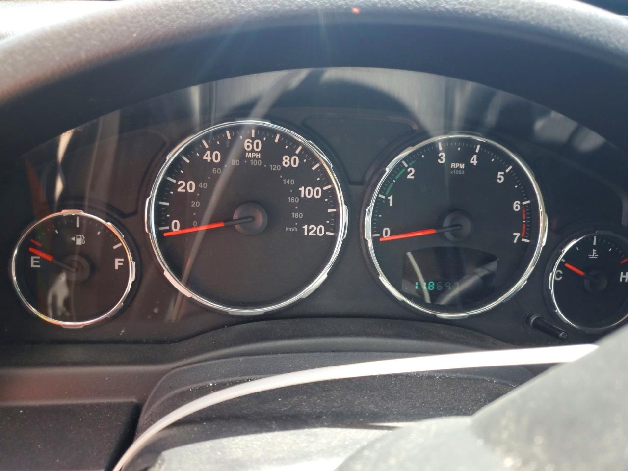 JEEP LIBERTY 2012 — 10